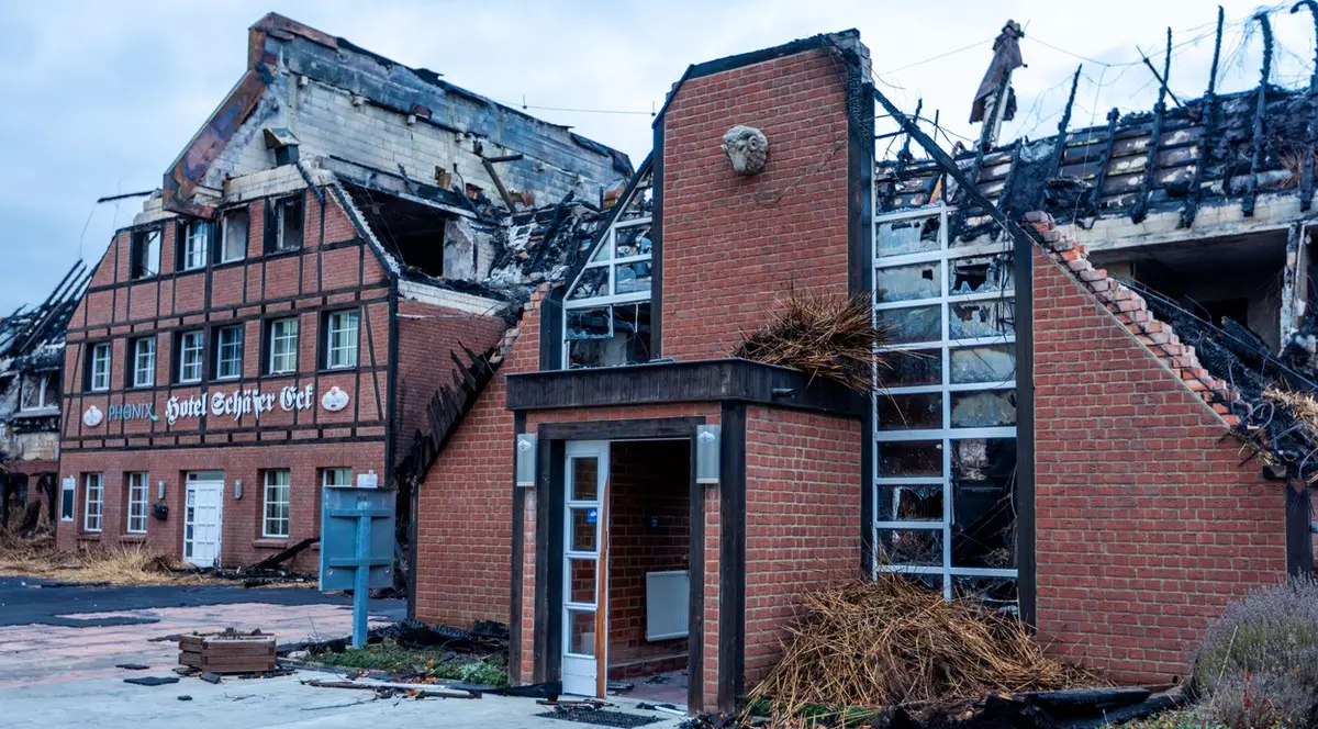 Un pompier bănuit că a incendiat un adăpost pentru refugiați ucraineni, apoi a ajutat la stingerea flăcărilor, arestat în Germania