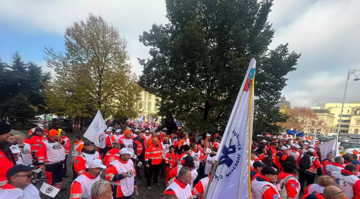 Ambulanțierii protestează azi în fața sediului DSU. Angajații vor mașini noi și salarii mai mari