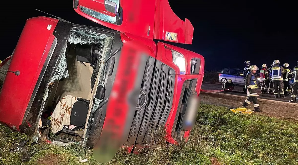 Un șofer român de TIR a salvat un coleg rămas încarcerat în cabină, în Germania: „E un miracol dacă oprește cineva să te ajute!”