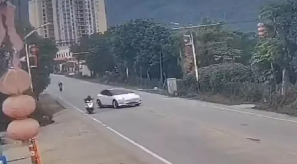 O mașină Tesla scăpată de sub control, cursă nebună filmată pe o șosea din China: doi morți, trei răniți | VIDEO
