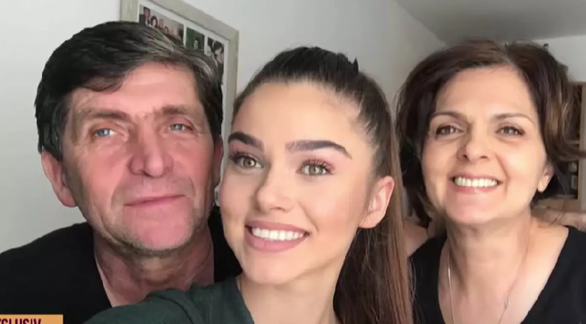 Theo Rose alături de părinții ei