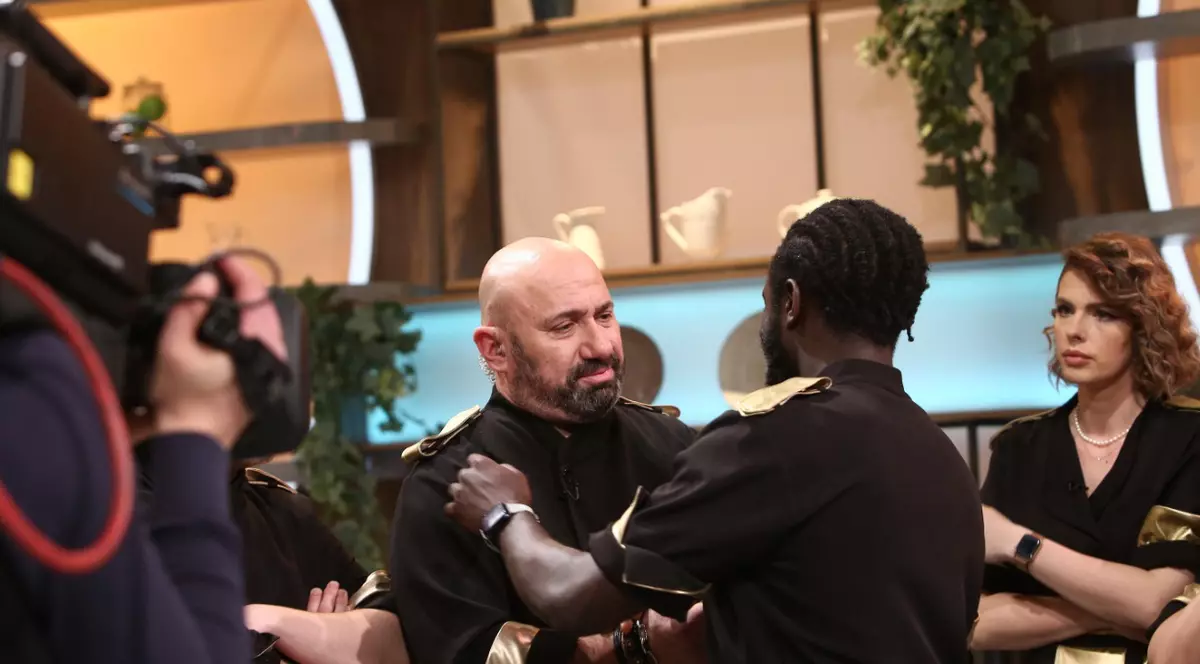 Tobi Ibitoye a fost eliminat de la „Chefi la cuțite”. Reacția lui Cătălin Scărlătescu: „Și cerul a fost împotriva lui. Îmi pare rău că pleci”
