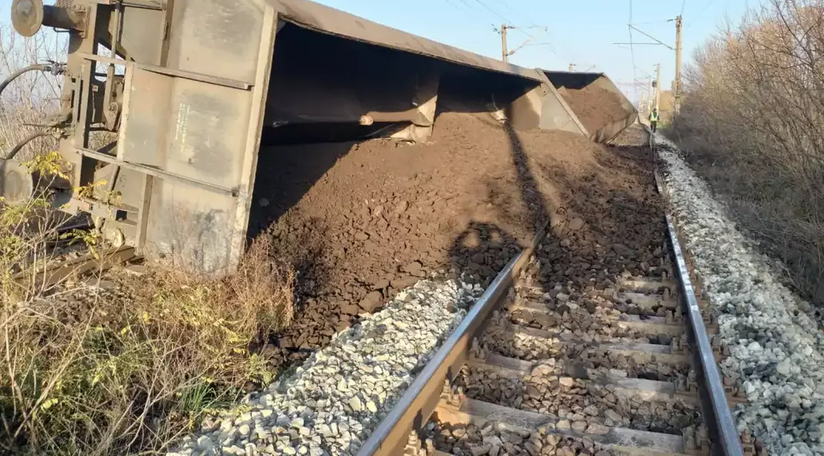 9 vagoane ale unui tren de marfă au deraiat la Răcari, județul Dolj. Călătorii sunt transportați cu autocare