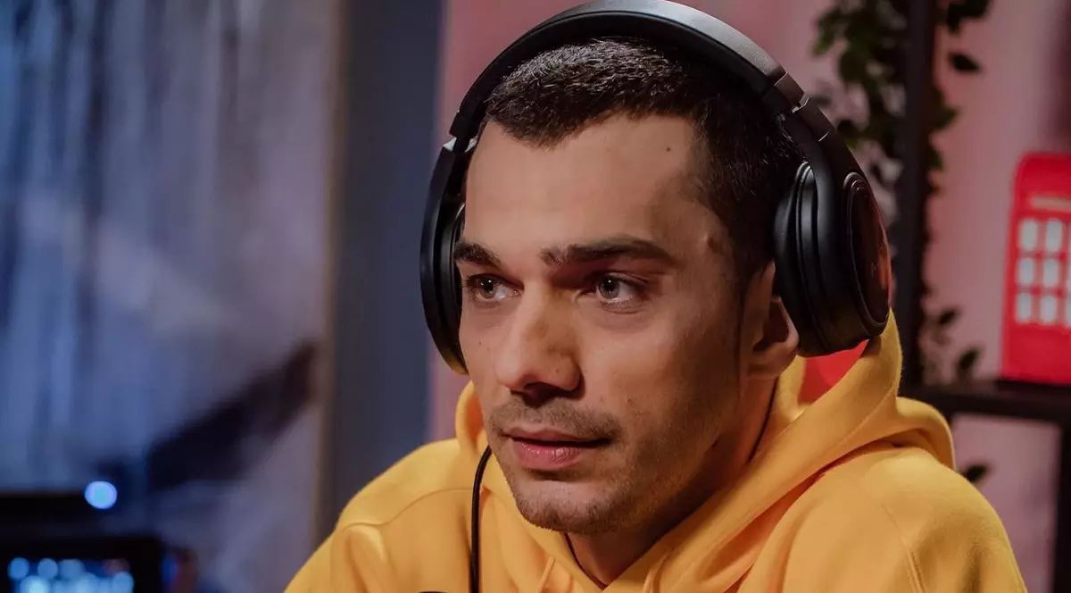 Motivul pentru care Vescan a lipsit aproape trei ani de pe scenă: „În capul meu, cu imaginația mea nebună, cine știe, aveam tumori”. Are mare succes cu noua piesă