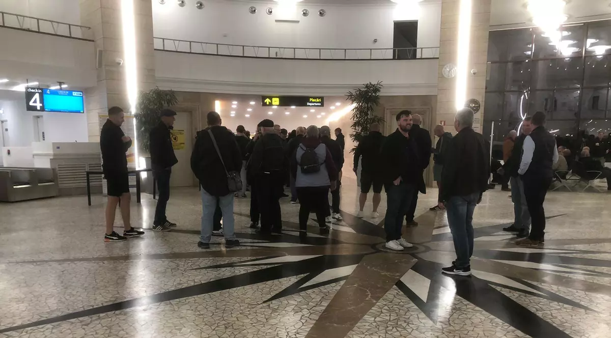 FOTO și VIDEO EXCLUSIV. Terminalul proaspăt renovat de pe Aeroportul Băneasa, inaugurat cu două zboruri ale echipei și fanilor West Ham