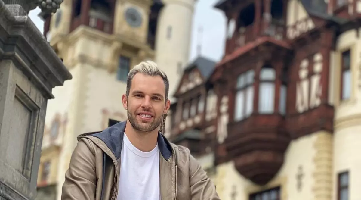 INTERVIU. Mutat în România, un spaniol a avut parte de surpriza vieții atunci când a coborât în fața blocului. Selfie cu ursul. „Măcar în București nu pățesc așa ceva”