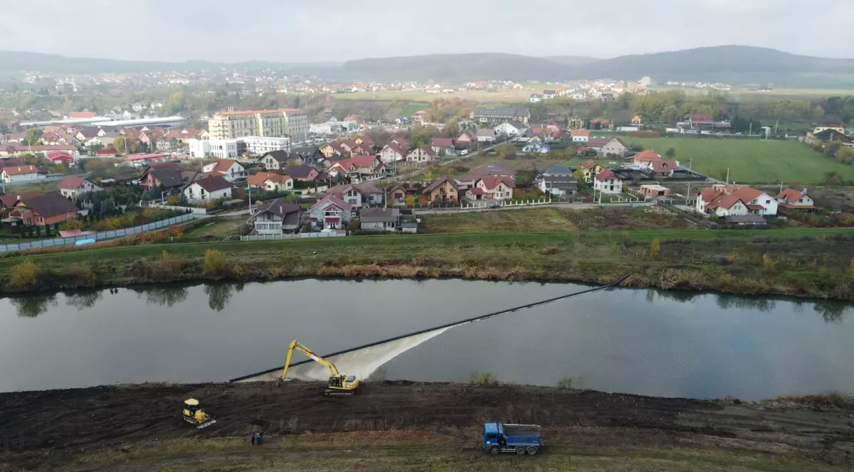 Soluție inovatoare pentru râuri mai curate: 5 râuri din România beneficiază, de anul acesta, de capcane plutitoare care colectează deșeurile