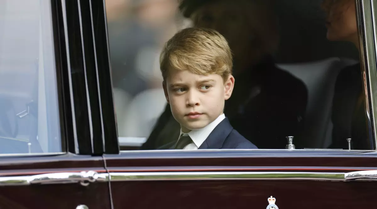 O imagine trucată cu prințul George, folosită pentru a vinde macete de jucărie ale unei firme din China