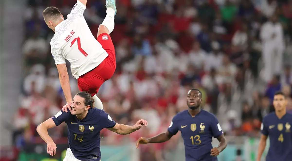 „30 de milioane?! E o glumă!". Premierul polonez Mateusz Morawiecki, ironizat pentru că le-ar fi promis fotbaliștilor naționalei un bonus substanțial