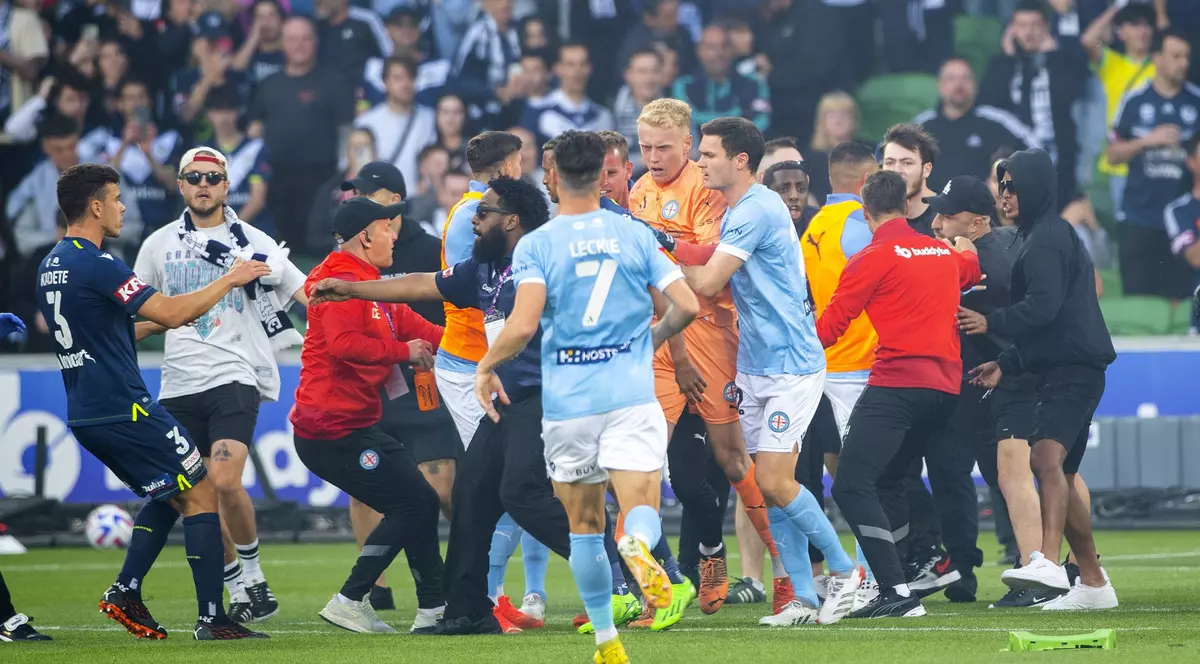 Un meci din Australia a fost abandonat, după ce suporterii au invadat terenul și l-au rănit pe portarul echipei gazdă