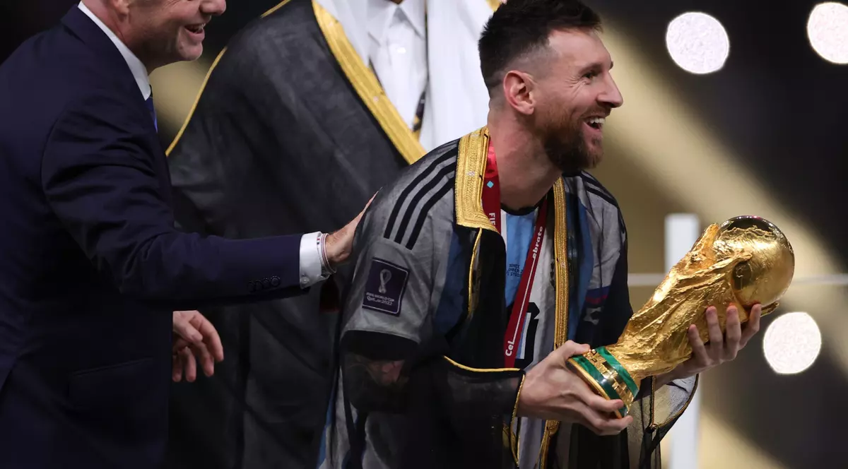 Ce a purtat Messi la ceremonia de primire a trofeului de la Cupa Mondială din Qatar. „Nu poți să faci poza istoriei în fantomă”
