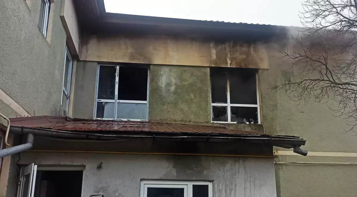 Incendiu la un adăpost social din Huși. Două persoane au fost transportate la spital cu arsuri