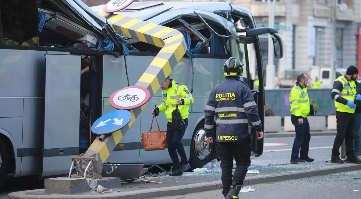 Ce spun doi experți despre accidentul cu zeci de turiști de la Pasajul Unirii: Posibil ca șoferul să fi mers cu o aplicație GPS și să nu fi respectat limita de înălțime