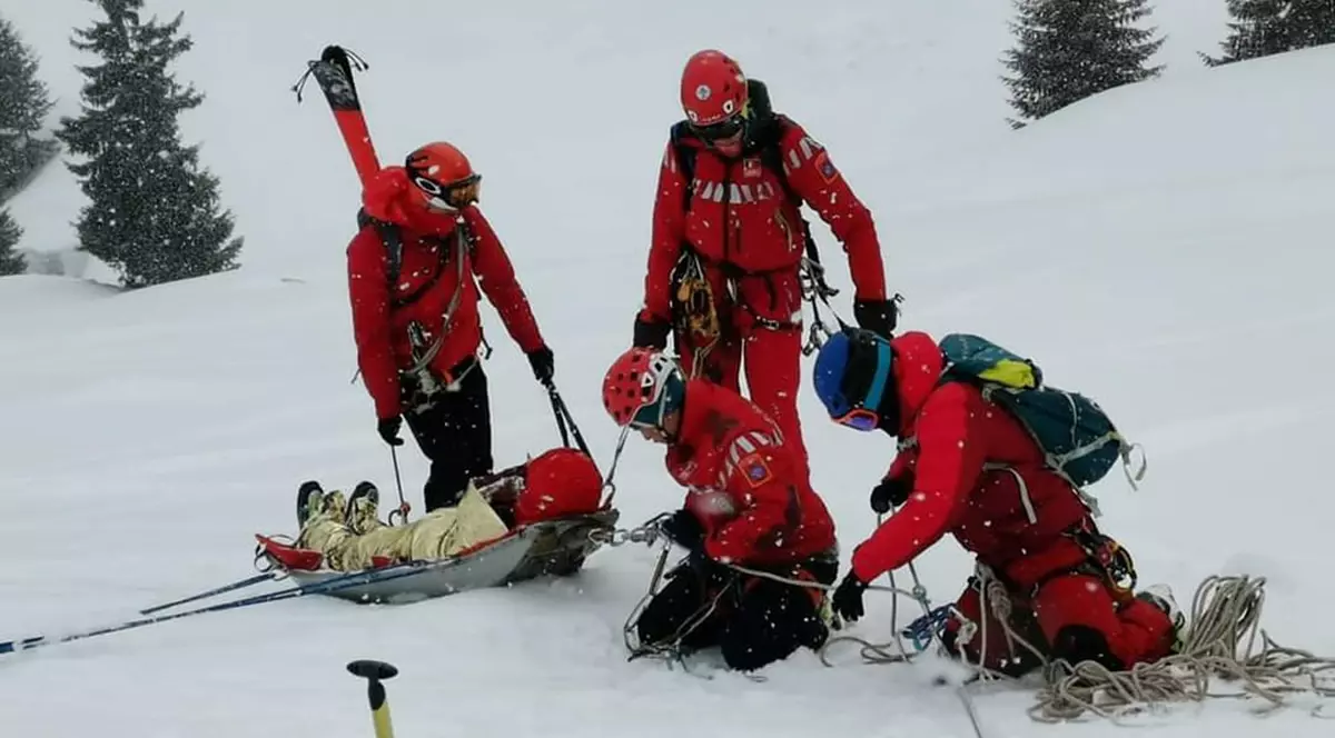 Doi ucraineni blocați pe munte în Maramureș au fost salvați, în timp ce alți patru, printre care unul rănit, refuză să coopereze și să dea localizarea