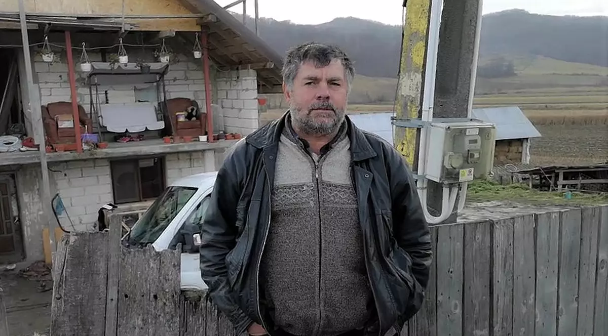 REPORTAJ. Cum s-a trezit un gospodar din judeţul Bacău cu trei ruşi în curtea casei: „Am scris cu dalta pe cruce Eroi Necunoscuţi”