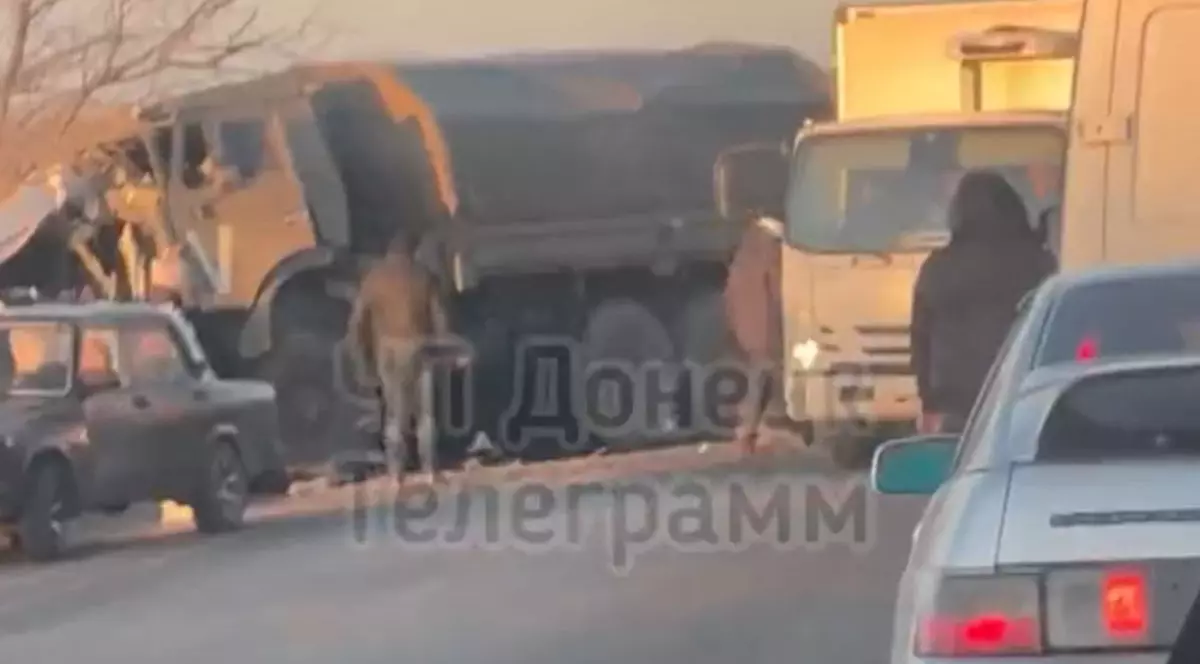 Un camion militar și un microbuz s-au ciocnit pe o șosea din Donețk. 16 persoane au murit