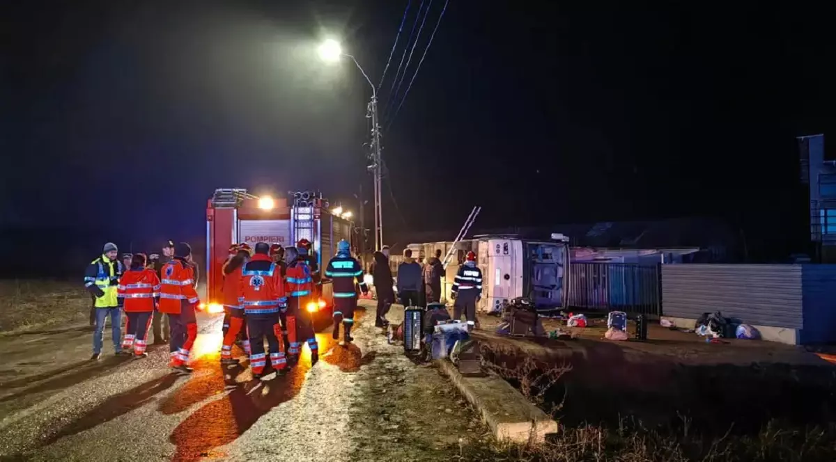 Cod roșu de intervenție, în timpul nopții: un autocar cu 35 de oameni la bord s-a răsturnat la intrarea în Pașcani