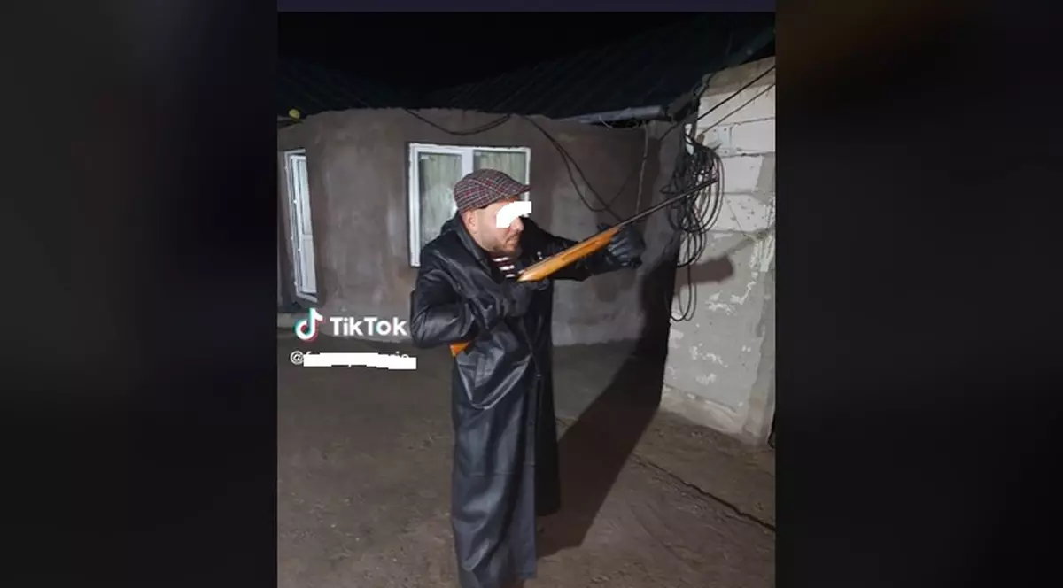 Descinderi în Mizil, după ce un bărbat a postat pe TikTok imagini cu el ținând în mână o pușcă. VIDEO