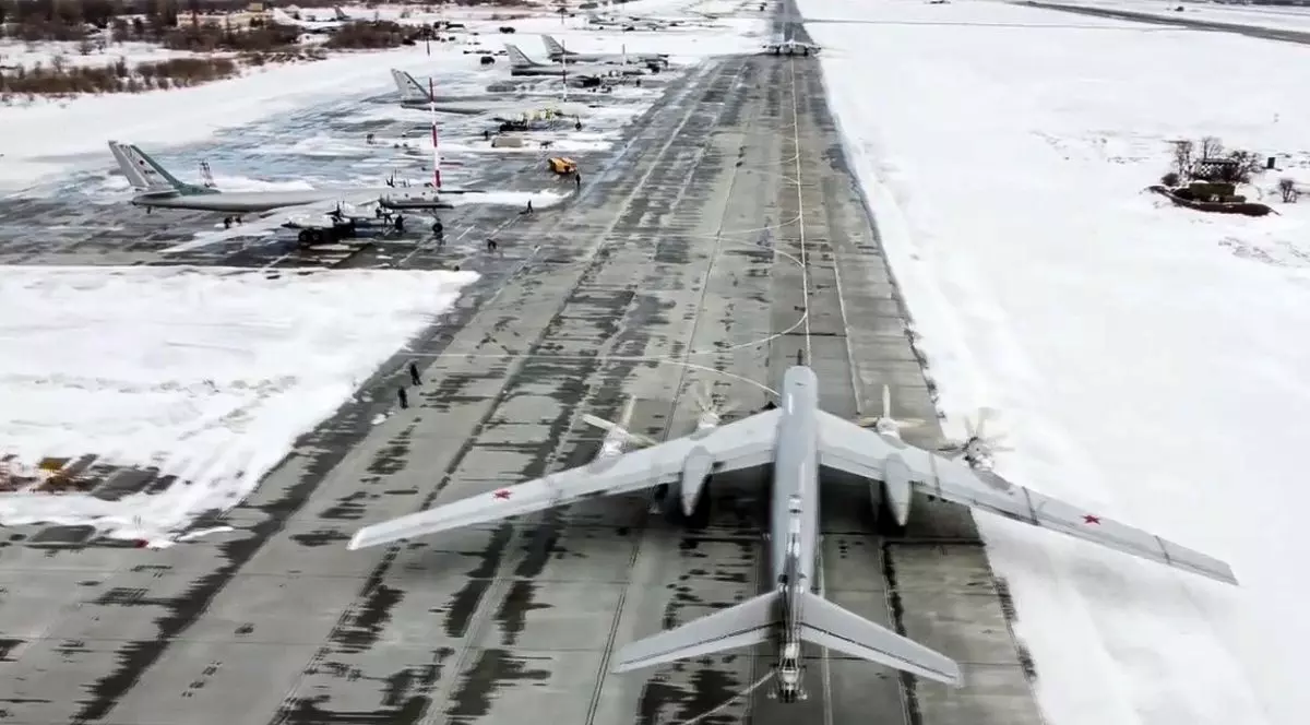 Cum comentează Ucraina atacul de la o bază aeriană rusă, aflată la 500 km de granițele sale. Moscova a anunțat că trei oameni au murit „în urma doborârii unei drone ucrainene”