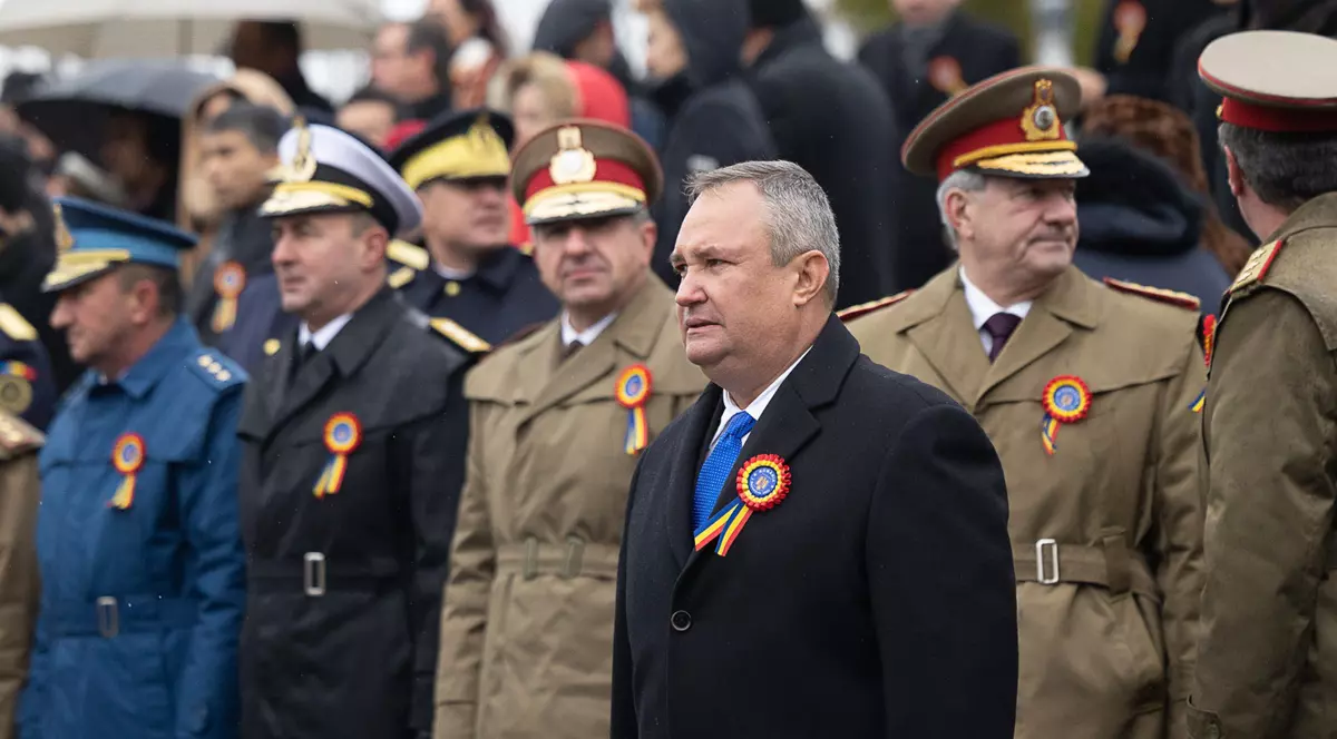Spectacol tricolor pe cer la Alba Iulia. Premierul Ciucă participă la parada militară