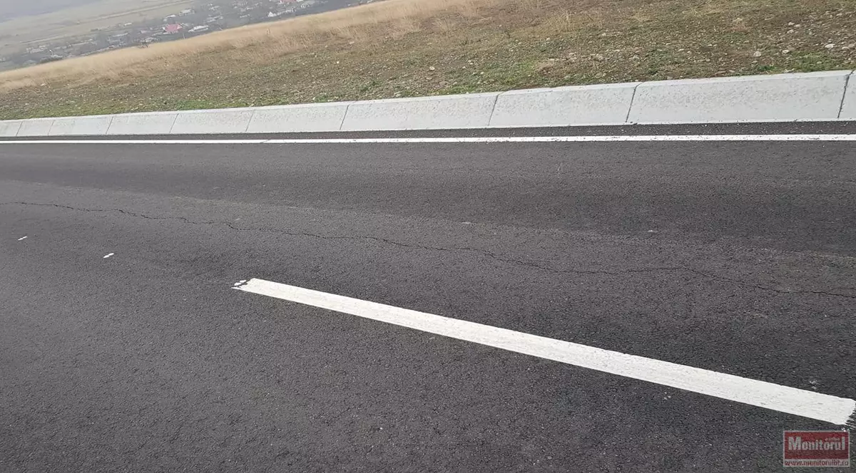 Un drum județean care a ajuns să coste un milion de euro pe km începe deja să crape