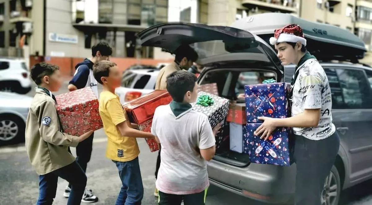 Ghete, șosete, cadouri și zâmbete pentru 650 de copii. „Magazinul faptelor bune” din Capitală, în slujba lui Moș Crăciun