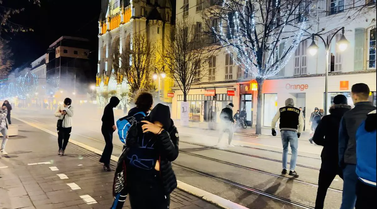 Tensiune în Franța, după finala Cupei Mondiale. Suporterii adunați la Nisa, dispersați de poliție cu gaze lacrimogene