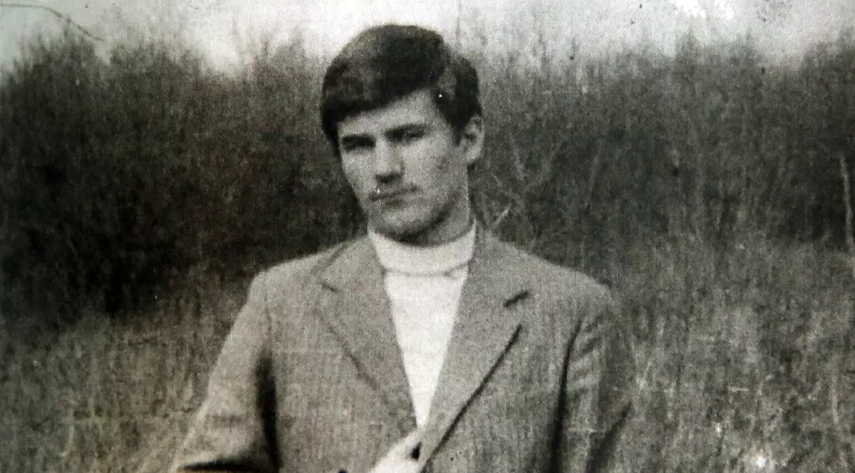 S-a dus să scoată din foc cărțile Bibliotecii Universitare și a fost împușcat în inimă. 33 de ani de când o mamă din Bacău își plânge copilul mort la Revoluție