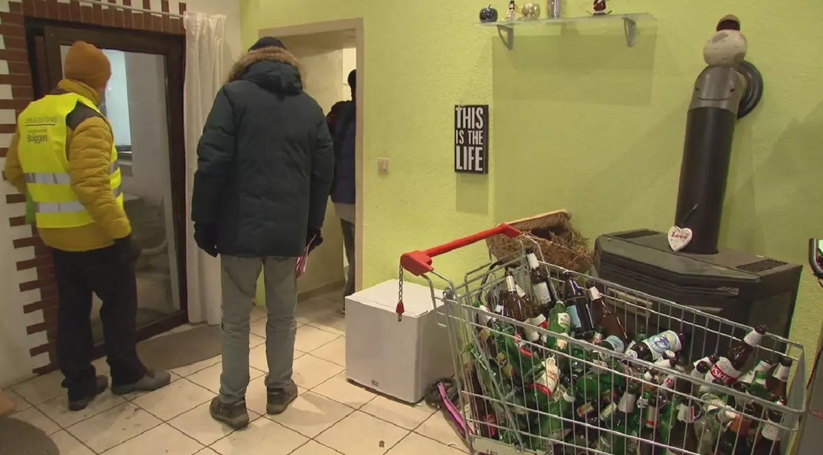 Muncitori români angajați la abator în Olanda, cazați în Germania în condiții inumane: „Viața lor era în pericol!”