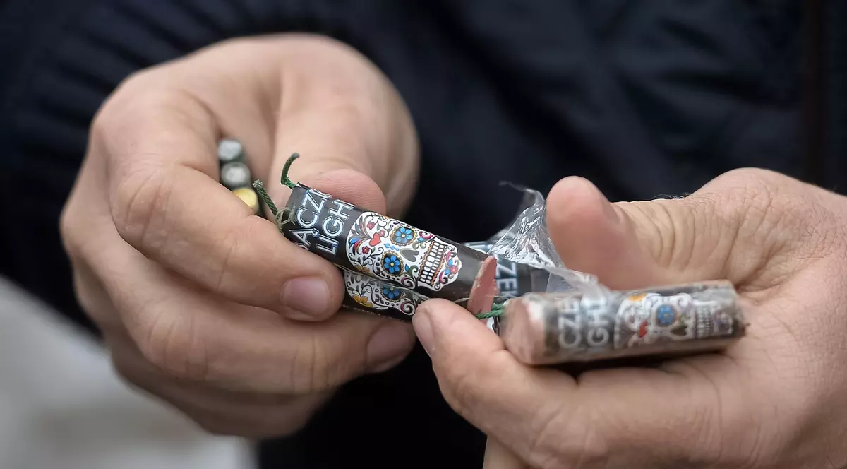 Poliţiştii caută petarde şi artificii deţinute ilegal. Peste 150 de percheziţii în Bucureşti şi în 23 de judeţe