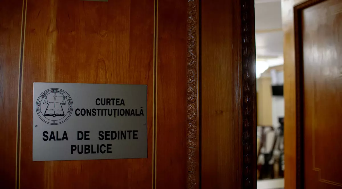 CCR a decis că plata contribuţiilor de sănătate pentru pensiile mai mari de 4.000 de lei pe lună e neconstituţională