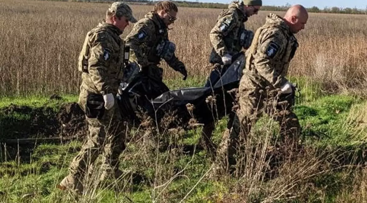 CORESPONDENȚĂ DIN HERSON. Ce rămâne uman într-un război sângeros? Ucraineanul care recuperează corpurile soldaților ruși și le trimite familiilor: „Cineva trebuie să facă asta”