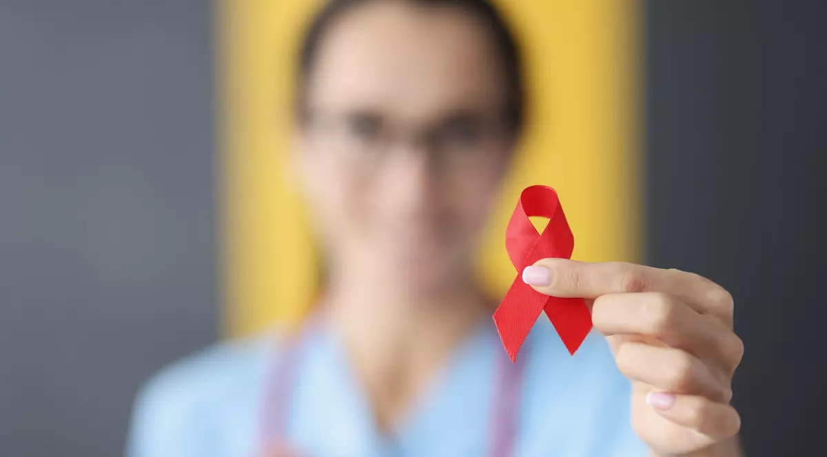 „Mi s-a spus ca am SIDA și să nu mă apropii de ei, că vor lua și ei”. Cum trăiesc în România persoanele diagnosticate cu HIV