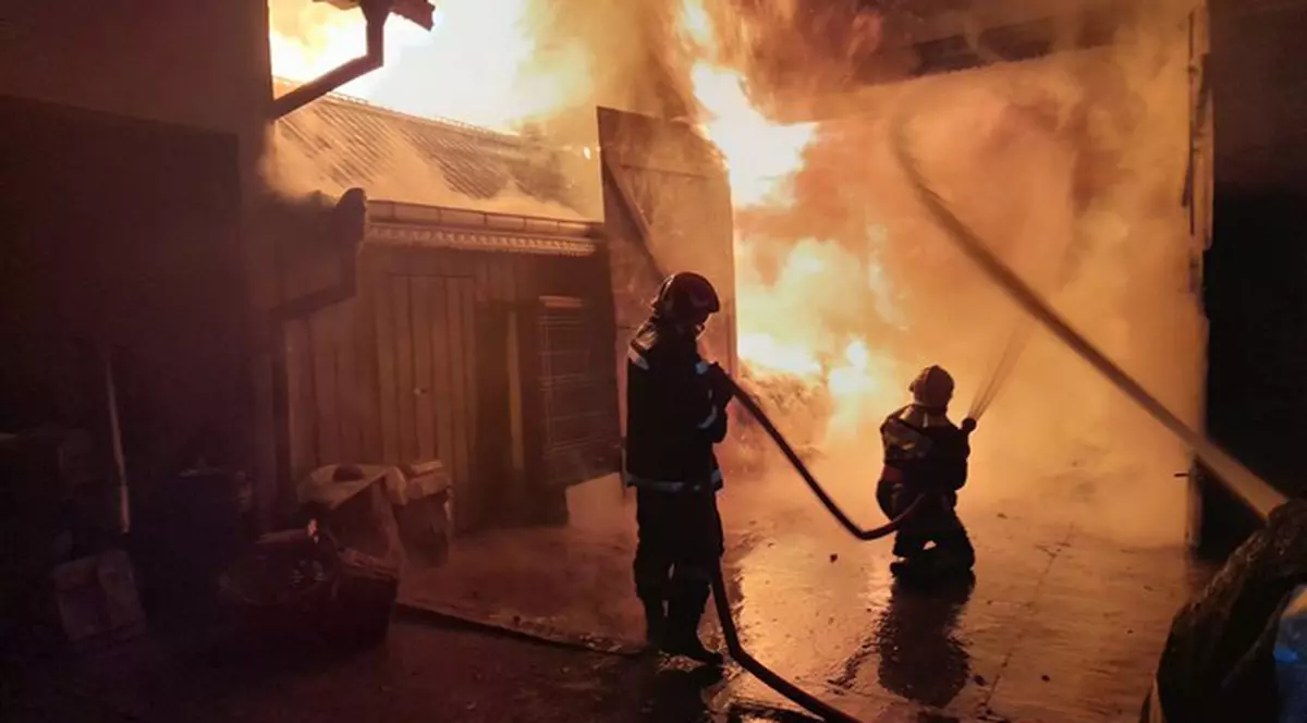 Patru gospodării au ars în Hurjuieni, județul Suceava. Doi oameni au suferit arsuri