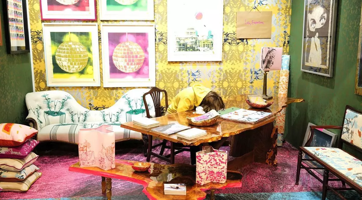 Femeia moartă pentru care poliția a dat buzna în galeria fostului agent al lui Banksy e, de fapt, o sculptură hiperrealistă