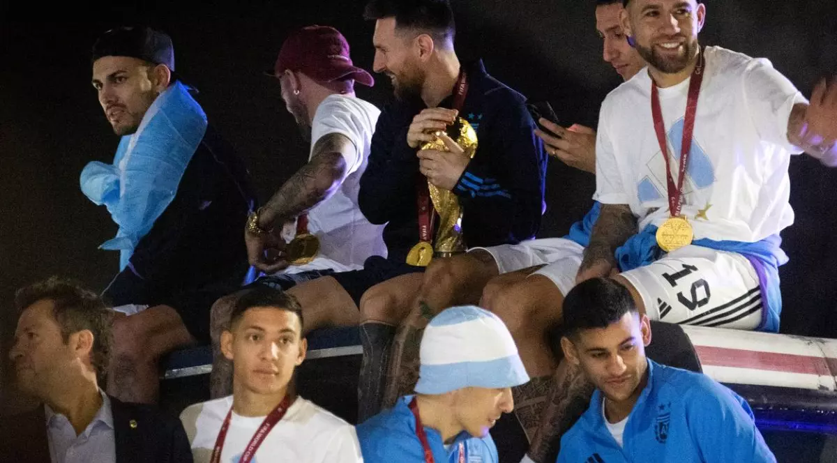 Messi, aproape să fie dărâmat din autocarul care a defilat prin Buenos Aires la revenirea echipei în Argentina. Paredes a rămas fără șapcă