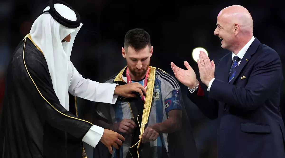 Fanii argentinieni, foarte interesați de mantia oferită lui Messi după finala Cupei Mondiale. Vânzări istorice de bisht la Doha