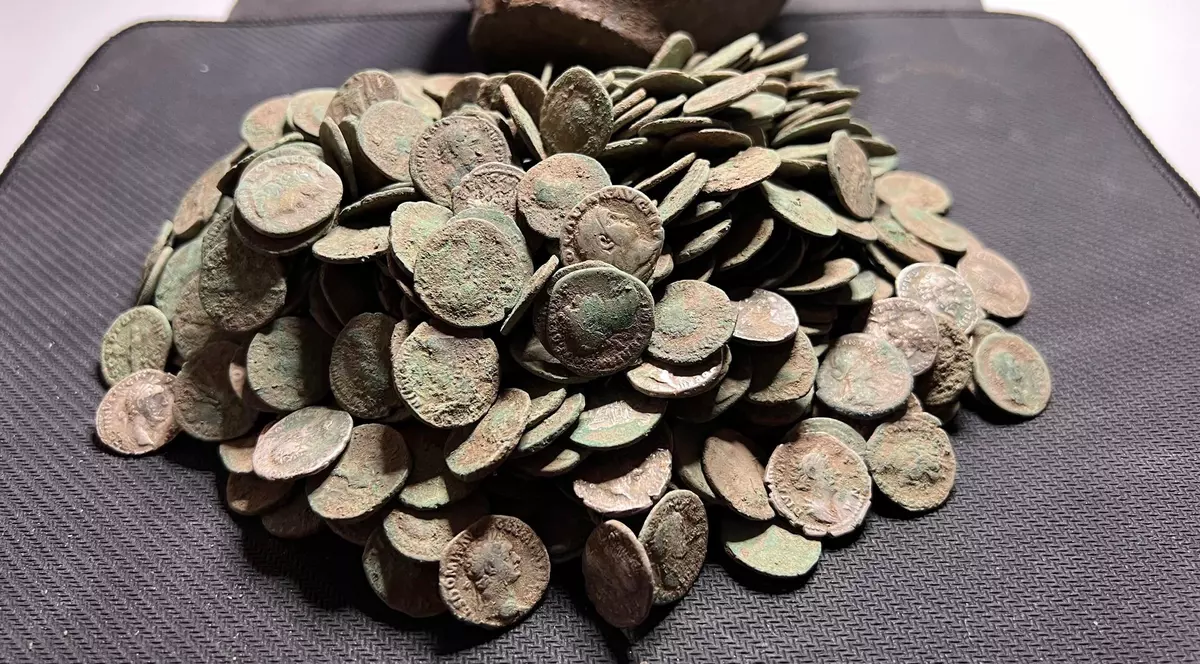 Tezaur cu 800 de monede romane, descoperit pe un teren agricol din Alba