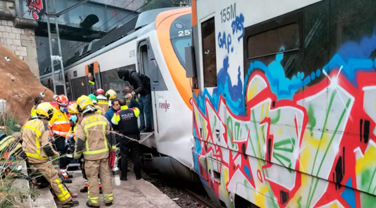 Două trenuri s-au ciocnit într-o gară din Barcelona. Peste 150 de oameni sunt răniți. MAE: Nu a fost încă stabilită cetățenia celor răniți