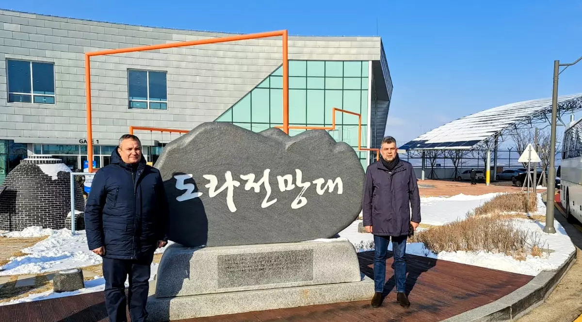 Premierul Ciucă și Marcel Ciolacu s-au fotografiat în zona demilitarizată dintre Coreea de Nord și Coreea de Sud