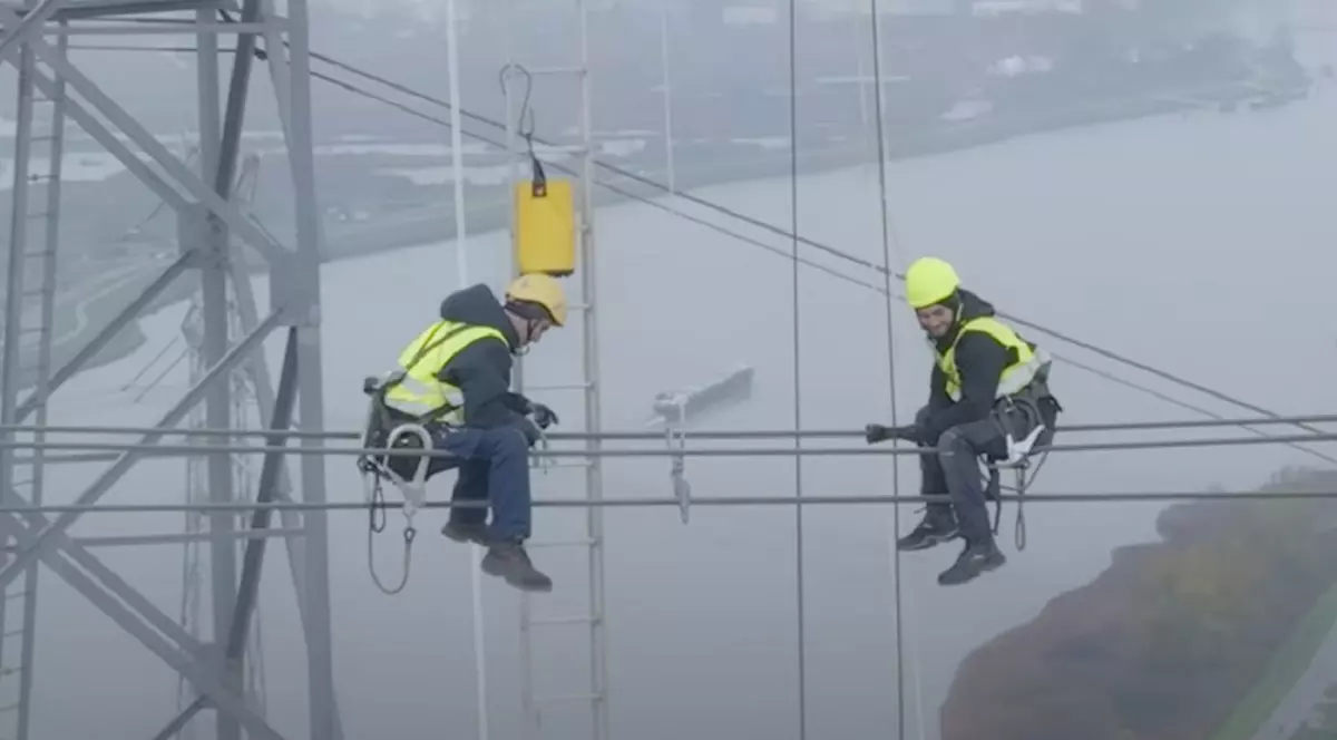 Muncitori români, filmați pe cei mai înalți stâlpi electrici din Olanda, la 163 de metri înălțime: „Muncă amețitoare” | VIDEO