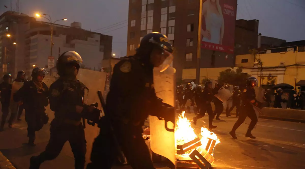 Confruntări între poliție și protestatari în Peru, la câteva zile după înlăturarea președintelui. Cel puțin 20 de răniți
