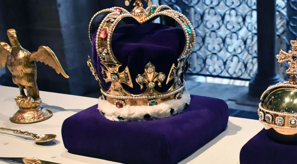 Actuala Coroană Sfântul Edward este o replică a unei variante medievale despre care se crede că data din secolul al XI-lea, din timpul domniei lui Edward Mărturisitorul, și care a fost topită în 1649. Foto: Profimedia