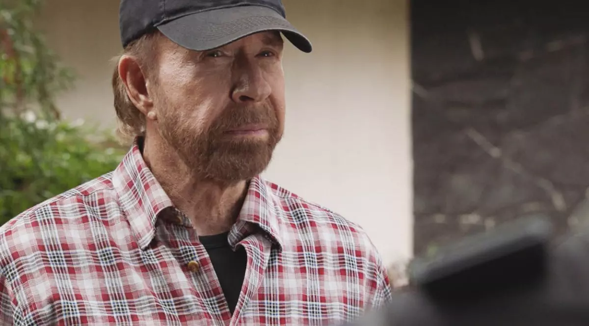 Chuck Norris are o fiică dintr-o relație extraconjugală, despre care nu a știut timp de 26 de ani