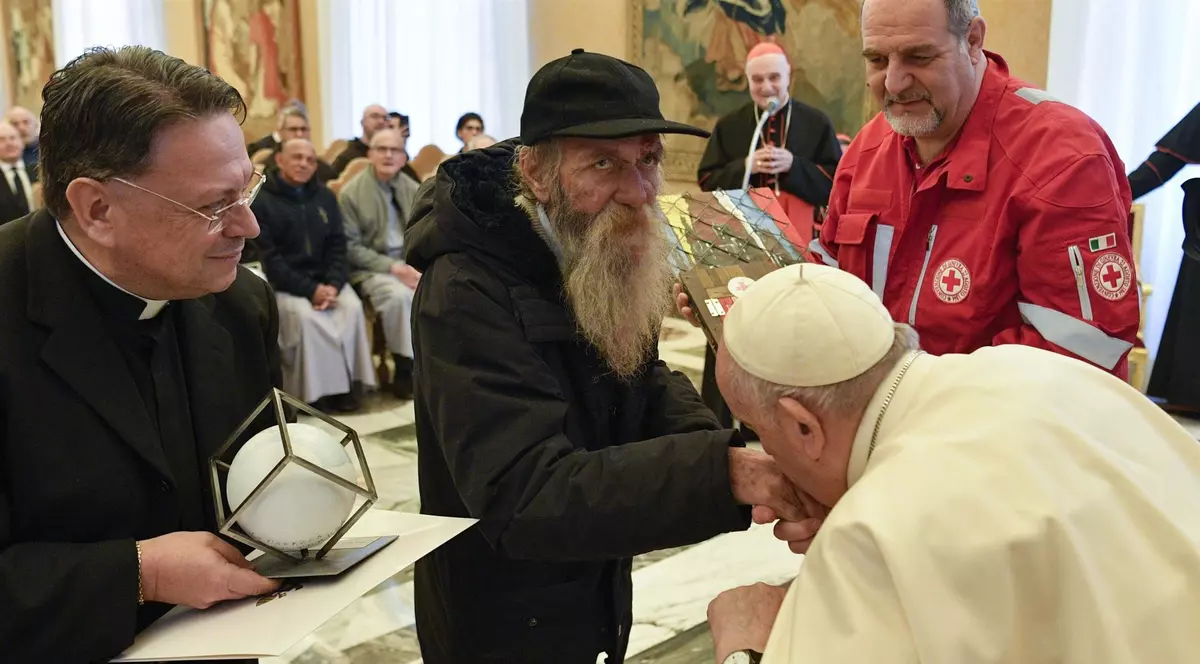 Papa Francisc a sărutat mâna unui bărbat fără adăpost, în ziua când a împlinit 86 de ani