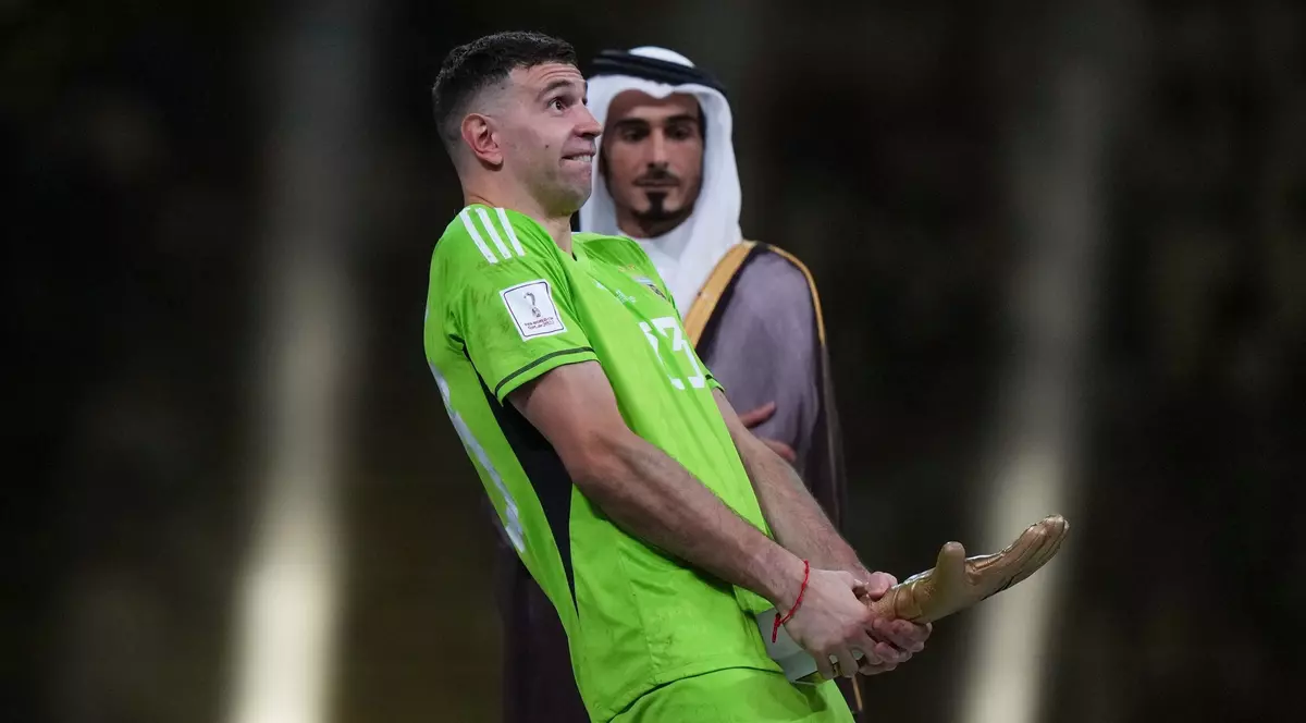 Emiliano Martinez, gest șocant la Cupa Mondială, după ce a primit premiul pentru cel mai bun portar