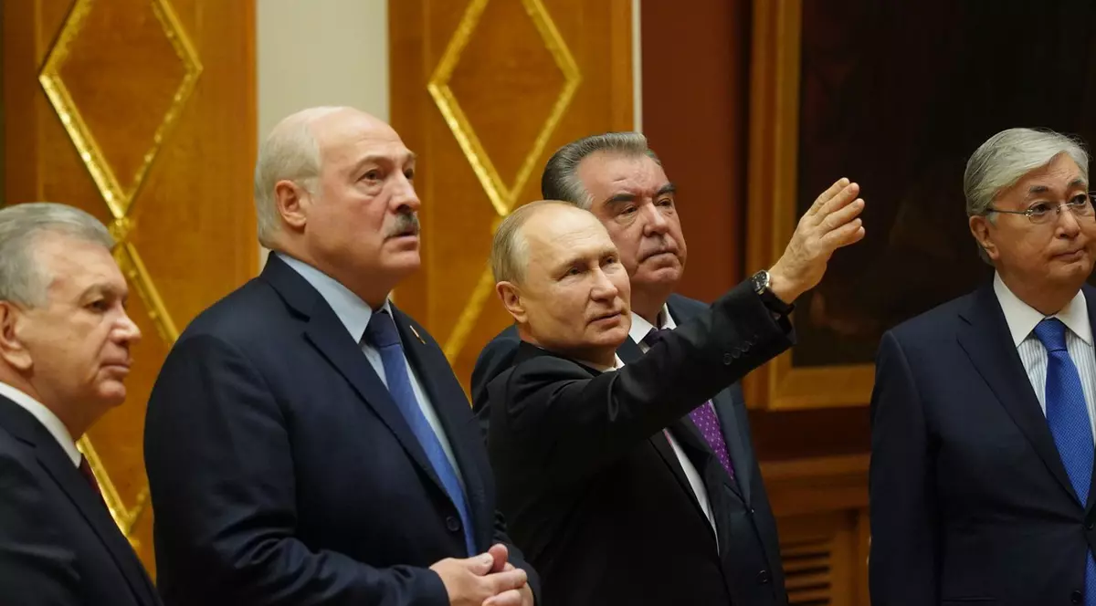 Putin le-a dăruit inele de aur liderilor CSI, în cadrul reuniunii de la Sankt Petersburg. Doar Lukașenko și-a pus pe deget cadoul