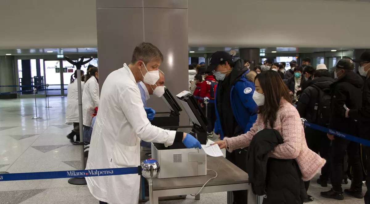 Restricțiile COVID pentru călătorii care sosesc din China se extind în Europa. Franţa şi Marea Britanie impun un test negativ