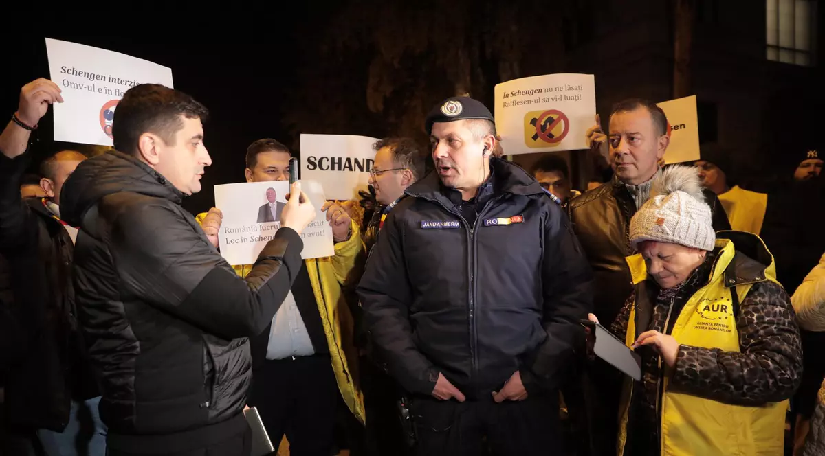 Protest AUR la ambasada Austriei din București. George Simion și simpatizanții săi, scandări împotriva politicienilor din coaliție