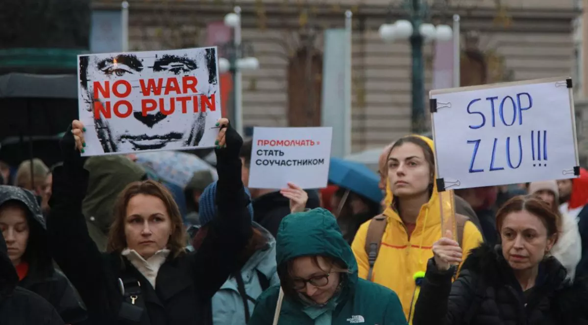 „Libertate pentru Ucraina”. Manifestație neobișnuită la Belgrad împotriva războiului lui Vladimir Putin